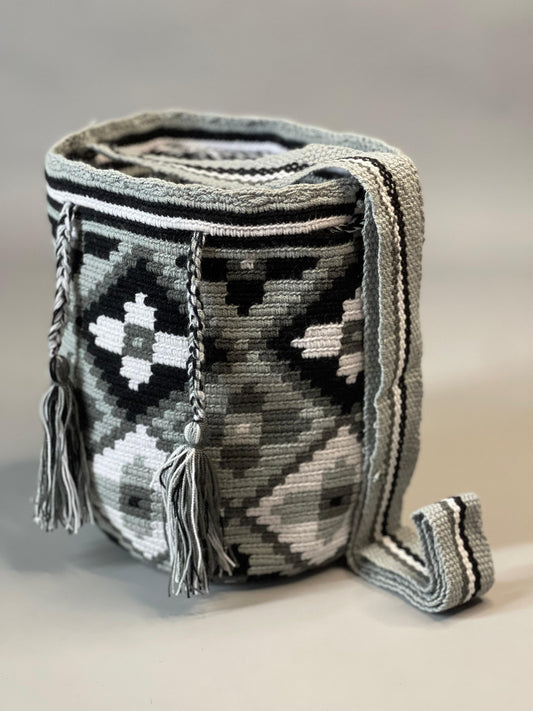 Mochila Mediana Monocromatica🔘(22x18)